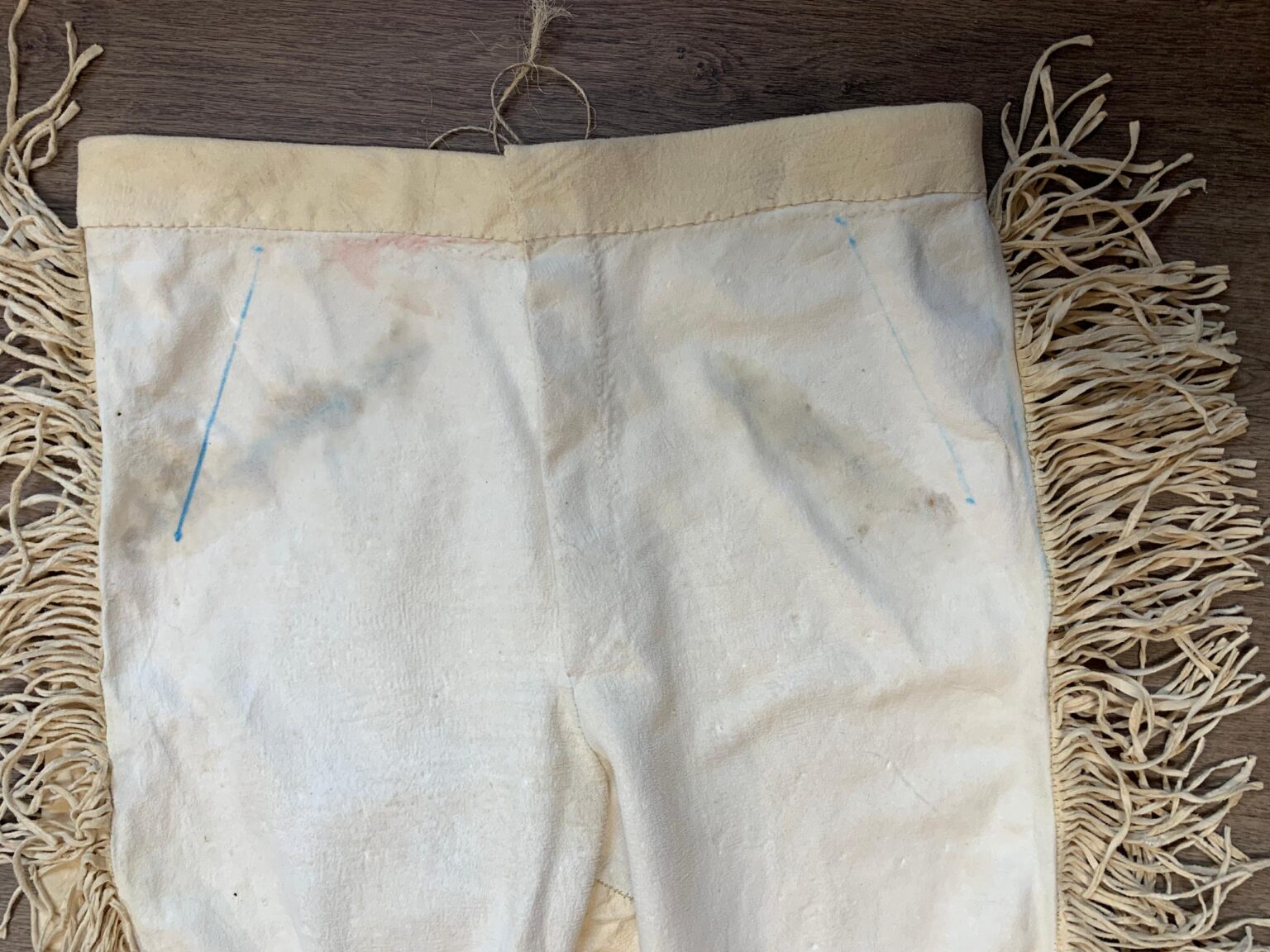 Naznačení kapes. Původní kapsy jsem namaloval špatně, což je na obrázku vidět. Tyhle nové jsou již v pořádku.