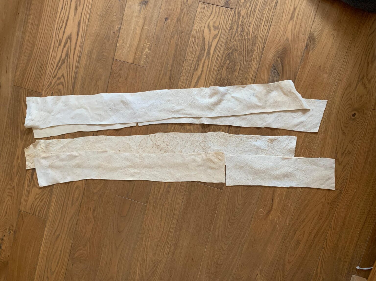 Nastřižení budoucích třásní, šířka asi 10 cm. Třásnění musí být dvojité, aby byly třásně bohaté.