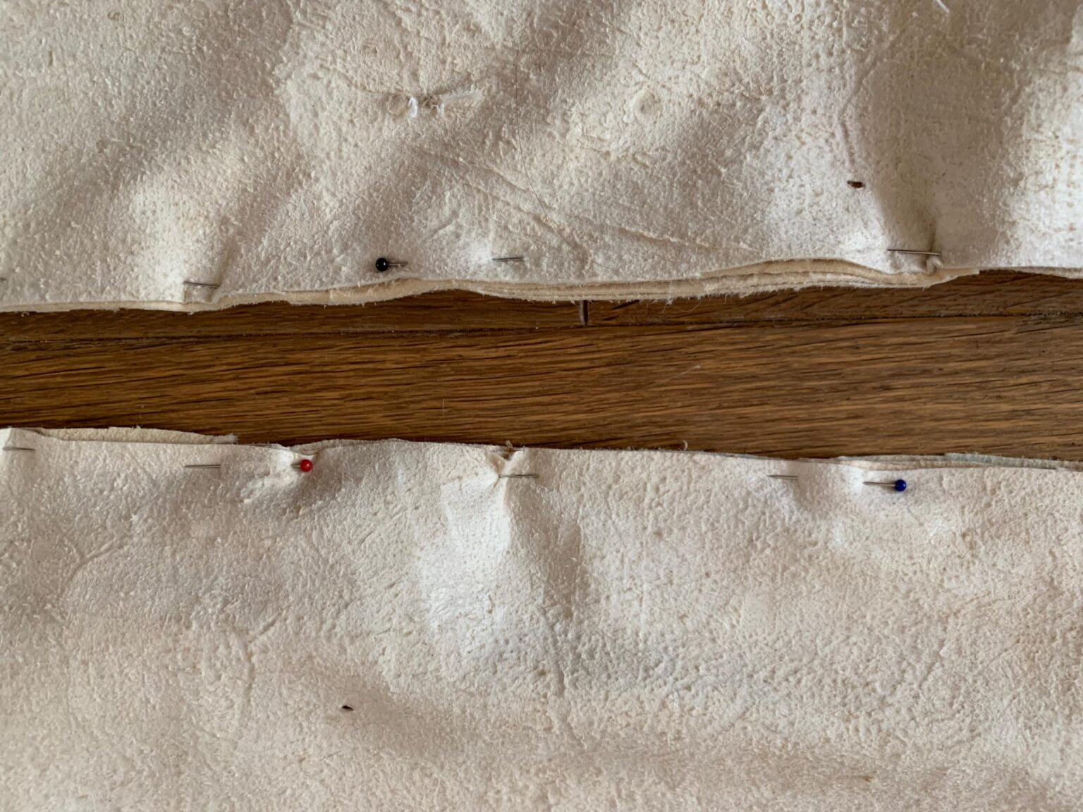 Detail švů i s třásněmi.